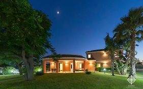 Villa Seaside - Beach Retreat With Jacuzzi